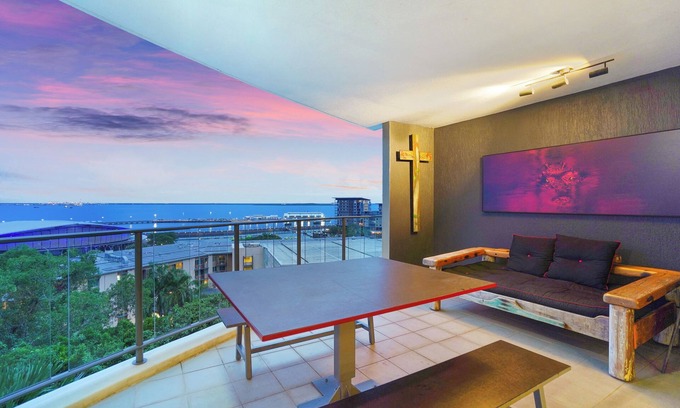 Darwin City Centre Apartment | Sea Cave Art Lovers Retreat, Harbour Views + Pool