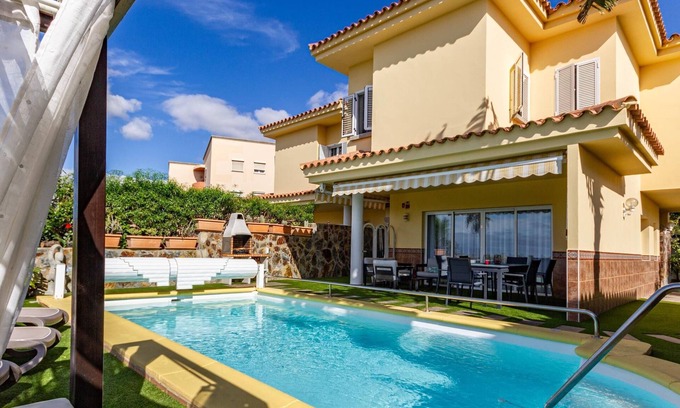 San Agustin Villa | Sea Edge Friendly Holiday Home