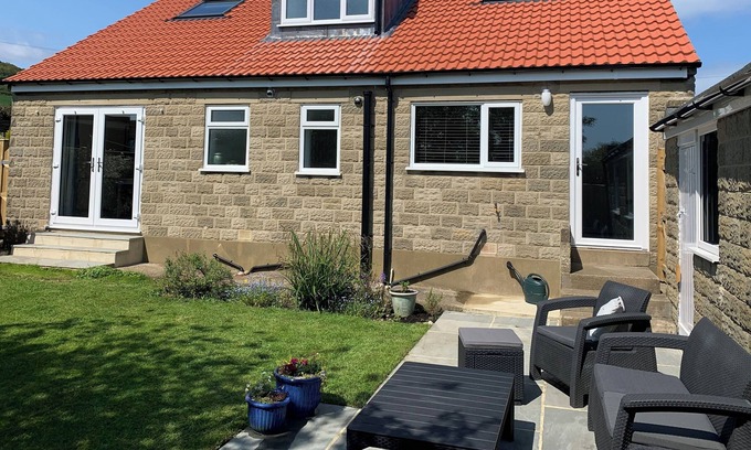 Fylingthorpe Cottage | Sea Fern Cottage - Walking Distance to the Beach!