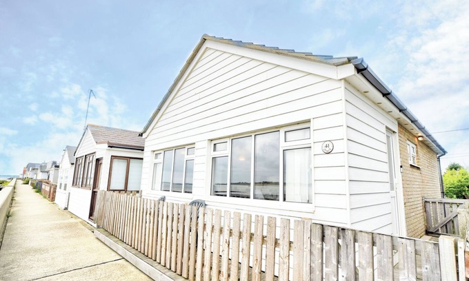 Colchester House | Sea Views & Chic 2-Bed Retreat by the Coast