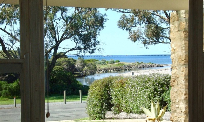 Victor Harbor Cottage | Seabreeze and lovely ocean views - Short walk to city centre!
