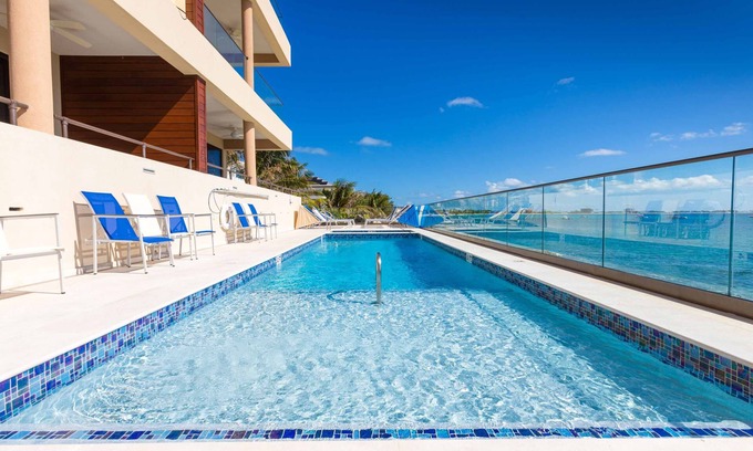 Northwest Point Condo | SeaDreams #8: Oceanfront Condos Near West Bay Beach w/Jacuzzi, Pool + Rooftop Lounge