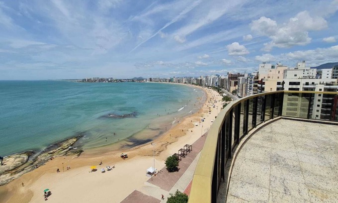 Praia do Morro Apartment | Seafront penthouse with 4 suites, pool and barbecue area