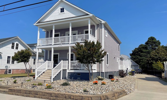 Chincoteague House | Seas The Day - 4BR Waterfront,pier, boat dock,decks, LINENS&TOWELS PROVIDED