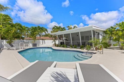 Dolphin Isles Apartment | Seashell Walk To The Beach Comfy Beds Firepit Pool