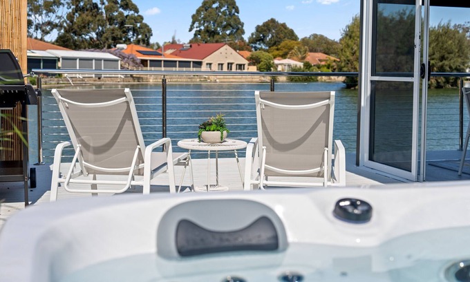 South Yunderup House | Seashells Lake House, with Sensational Hot Tub