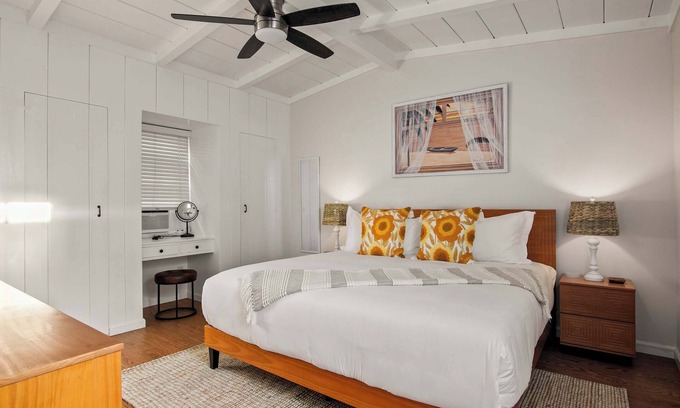 Beach Barber Tract House | Seaside 1BR Steps to Windansea Beach & Peek Views