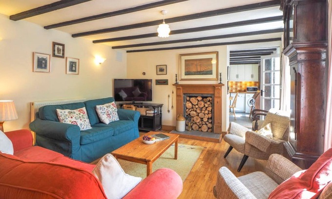 Llangranog House | Seaside Bliss in Llangrannog: Charming Cottage, 10 Mins from Beach, Sleeps 8, Dog-Friendly