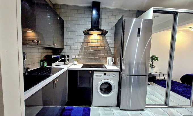 Cleethorpes Apartment | Seaside Escape - Sleeps 4 - Pets Ok - Free Parking