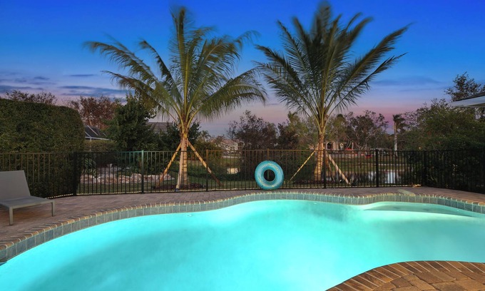 Palma Sola House | Seaside Memories - 10 minutes to the beach, lake view, pool, A/C gaming room