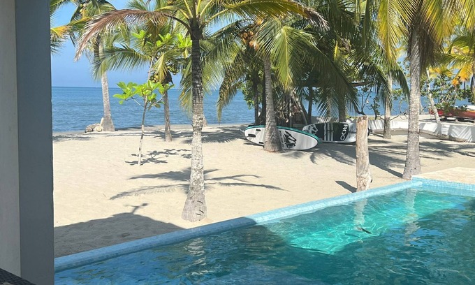 Tolu House | Seaside Paradise: 5-Bedroom Beach House with Pool