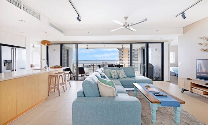 Darwin City Centre Condo | Seaside Serenity: Ocean View ~ Balcony Dining