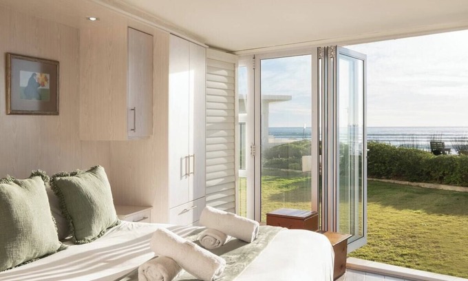 Lagoon Beach Apartment | Seaside Serenity with Ocean View