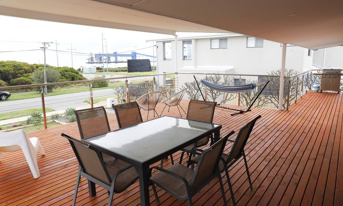 Rockingham House | SeaValor Skyfall - Absolute Beachfront Family Friendly