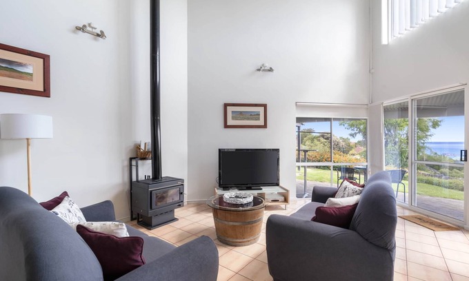 Peppermint Grove Beach House | Seaview Town House by Peppy Beach Retreats® (6 Adults), Town House