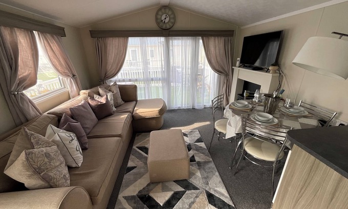 Colchester Cabin | Seaview Caravan 2 Bedroom Sleeps 6 -WiFi -Smart Tv