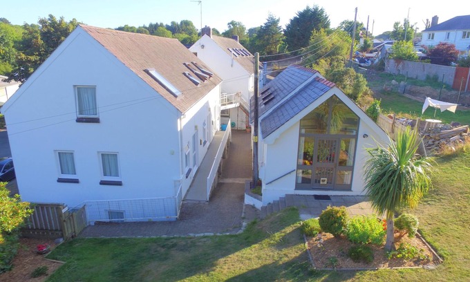 Goodwick Cabin | Secluded 2 Bed Lodge in coastal village Goodwick