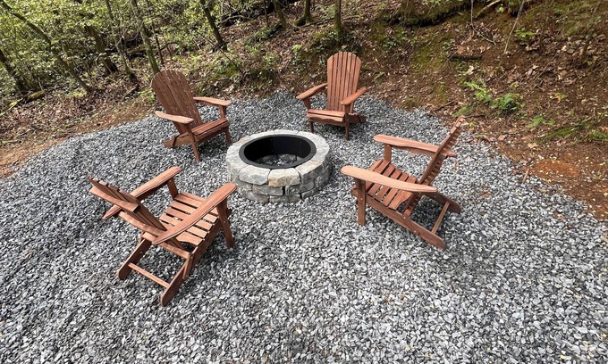 Ellijay Cabin | Secluded 2Bd/2Bth - Fire pit - Dogs Allowed