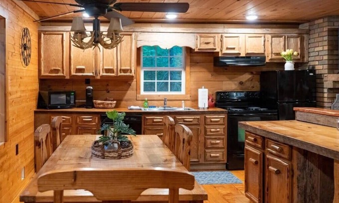 Smithville Cabin | Secluded 3BR 1BA Cabin for Cozy Living