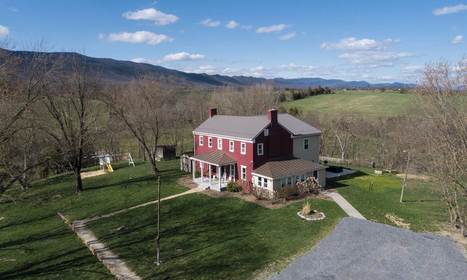 Elkton House | Secluded 9 acres~Dogs OK~Game Rm~Hot Tub~Great Views~Outdoor Play~Seasonal Creek