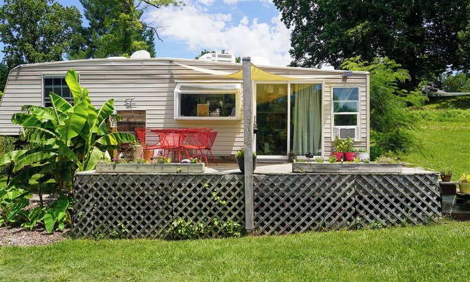 Valley Station House | Secluded Artsy Tiny Home w. Outdoor Shower