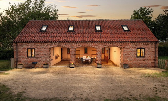 Leadenham House | Secluded barn sleeps up to seven in rural Lincolnshire. Private parking.