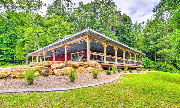 Jetson House | Secluded Brownsville Cabin with Deck and Fire Pit
