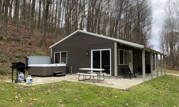 Logan Cabin | Secluded Cabin Getaway in Hocking Hills with Hot Tub Old Man's Cave Ash Cave