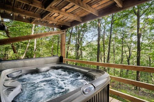 Sleepy Hollow House | Secluded Cabin Hot Tub, Huge Deck, Fire Pit, WiFi