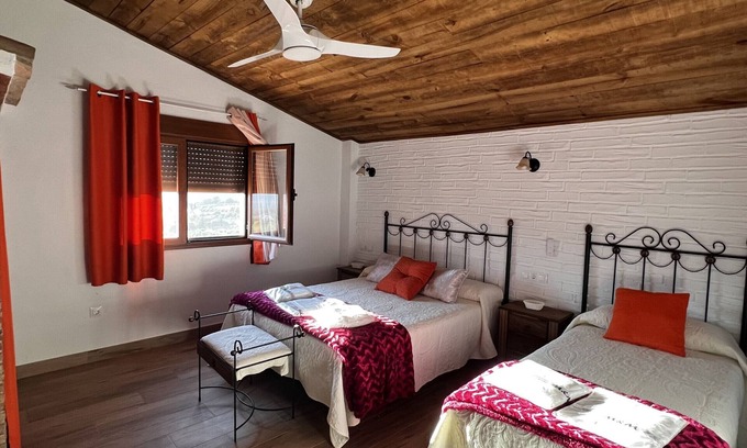 Campocamara Cottage | Secluded Cottage with Mountain Views and Adventure Activities, Sleeps 12-14