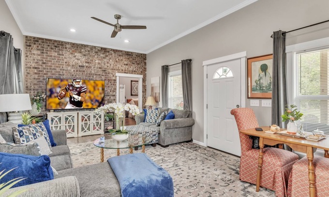 Mayhew House | Secluded Guest Suite | Gazebo & Sauna Access