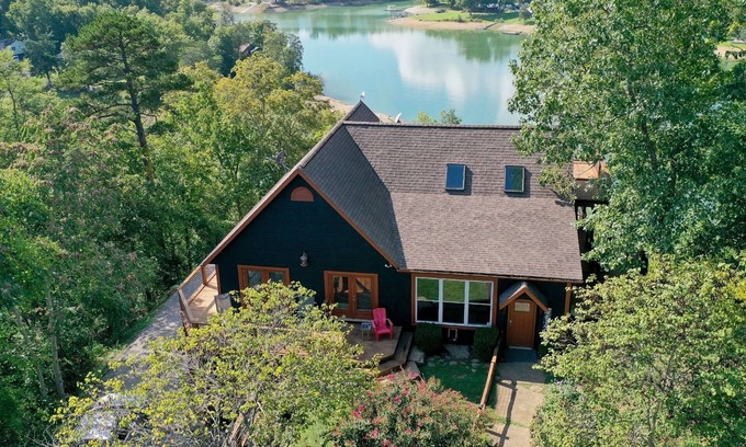 Dandridge Cabin | Secluded Lakefront Estate: Private Dock, Huge deck w/views, Kayaks, Hot Tub