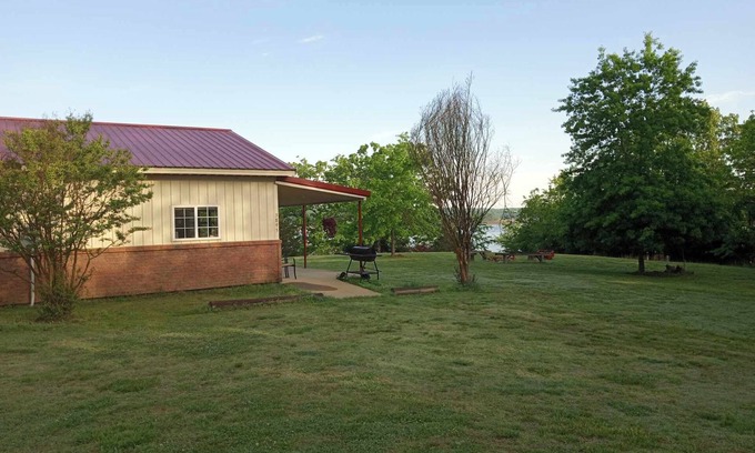 Yellville Cabin | Secluded Lodge on Bull Shoals Lake in Yellville AR. Great property w/boat dock!