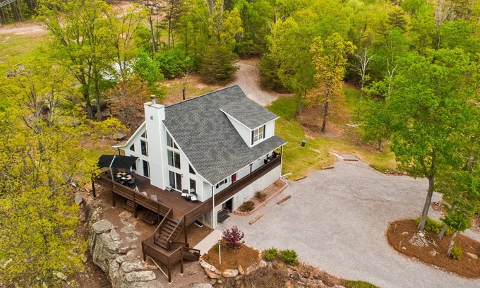 Lupton City House | Secluded Mountain House on 12 acres w/Pond! 20 min to downtown Chattanooga!