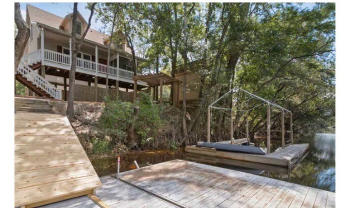 Burgaw House | Secluded Riverfront Get-A-Way