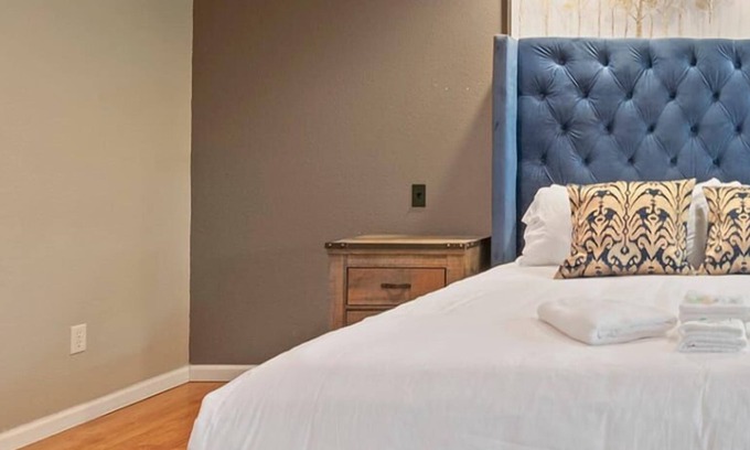 Linn Creek House | Secluded Rustic 6BR Lake House | Boat Slips