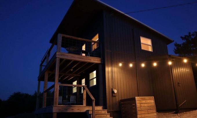 Decherd Cabin | Secluded Scandinavian Style Cabin/20 private acres/View/Hot Tub/Game Room