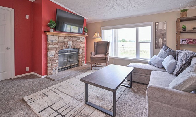 Emerado House | Secluded, Spacious 3Bd 2Ba 3/4 Acre, 13min to UND, <1mi Grand Forks AFB,