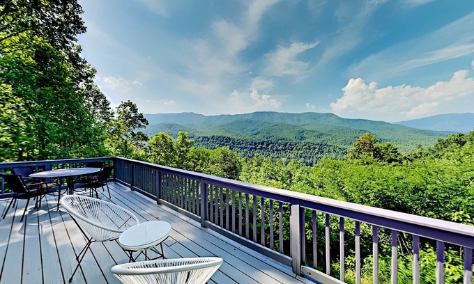 Gatlinburg - Pigeon Forge Cabin | Secluded Unobstructed Panoramic Mtn View w/Dual Suites+Loft+ Game Room+Hot Tub