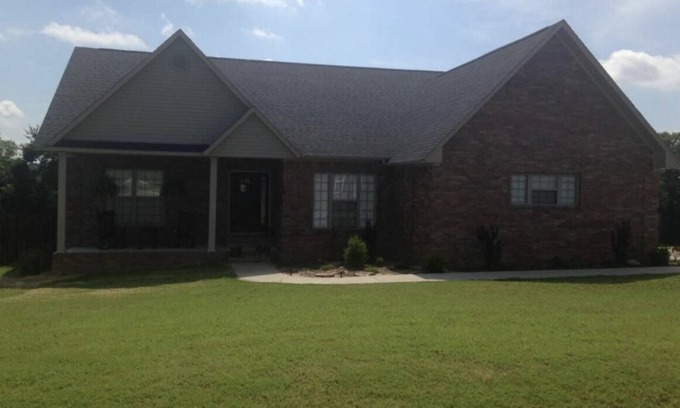 Russellville House | See the eclipse and all the area has to offer in comfort! Pet friendly!