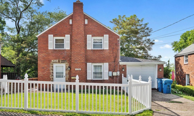 Verona House | ✰Self Check-In✰Backyard✰Decks✰Full Kitchen✰W/D✰Smart TVs✰FREE Parking✰Cozy Beds