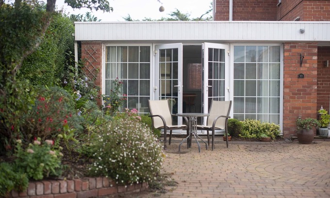 Exmouth Apartment | Self-contained studio, private drive, 150m to beach, close to town