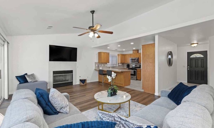 Visalia House | Sequoia Poolside Escape w BBQ & Fire pit