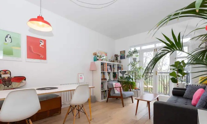 Bow West Apartment | Serene 2 Bedroom Flat overlooking Victoria Park