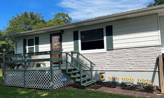 Birch Tree House | Serene and cozy Ozark home - 3 mins to Alley Spring and the Jack's Fork river!