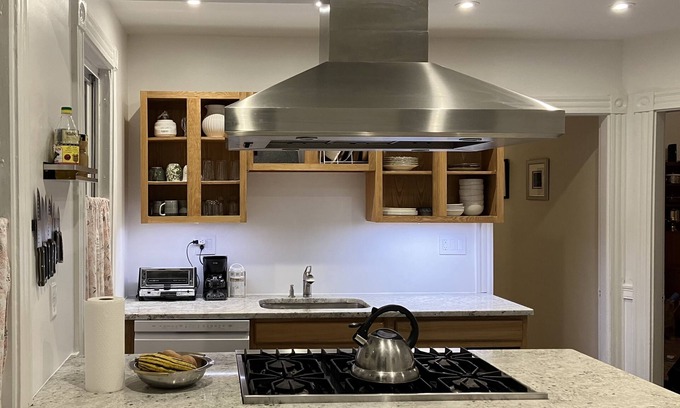 Dorchester Apartment | Serene Boston base close to everything w free private parking + Andrew Station!