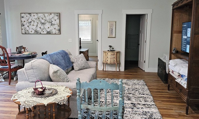 Lynchburg House | Serene cottage on 6 acres in Lynchburg, close to Jack Daniels distillery.