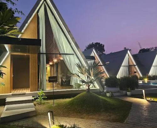 Indore Hotel | Serene Fields Retreat