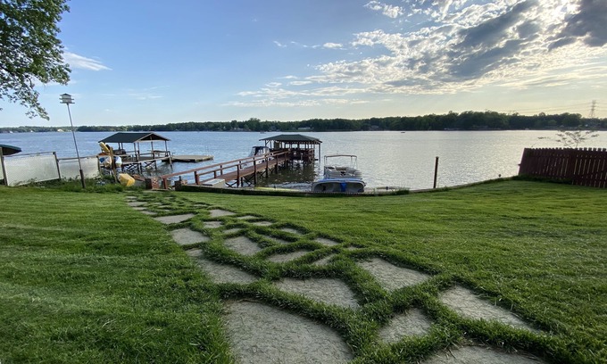 Steele Creek House | Serene Getaway with Hot Tub, Sauna, Firepit, Kayaks, Pontoon & Jet Ski Rentals!
