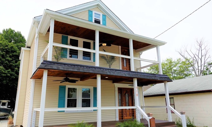 Fairport Harbor House | Serene Lake Home Getaway! Kayak and Paddleboard Rentals!